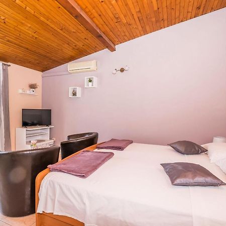 Apartments And Room Zinka Vodice Exterior foto