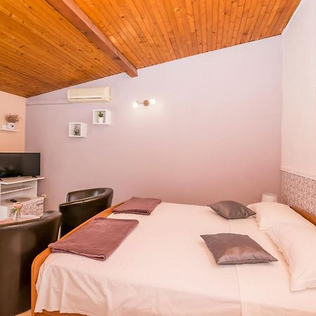 Apartments And Room Zinka Vodice Exterior foto
