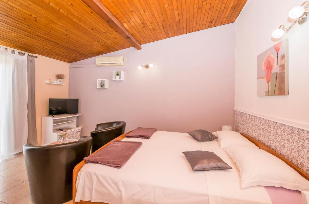 Apartments And Room Zinka Vodice Exterior foto