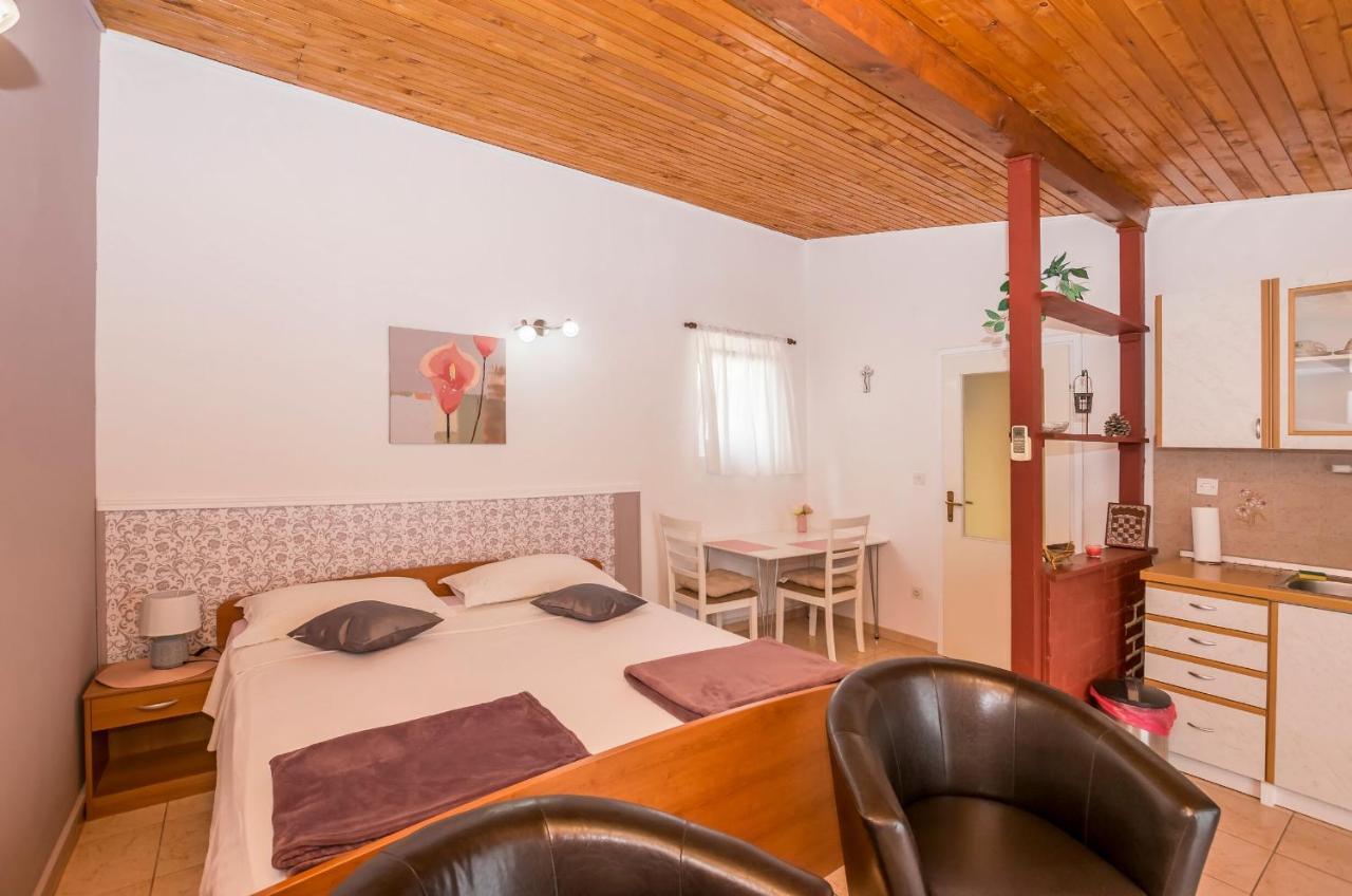 Apartments And Room Zinka Vodice Exterior foto