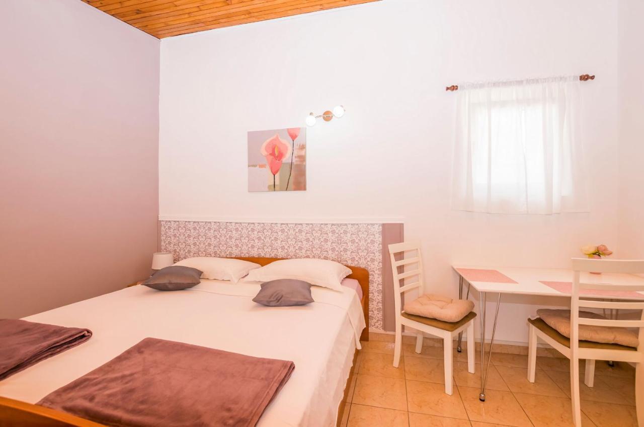 Apartments And Room Zinka Vodice Exterior foto