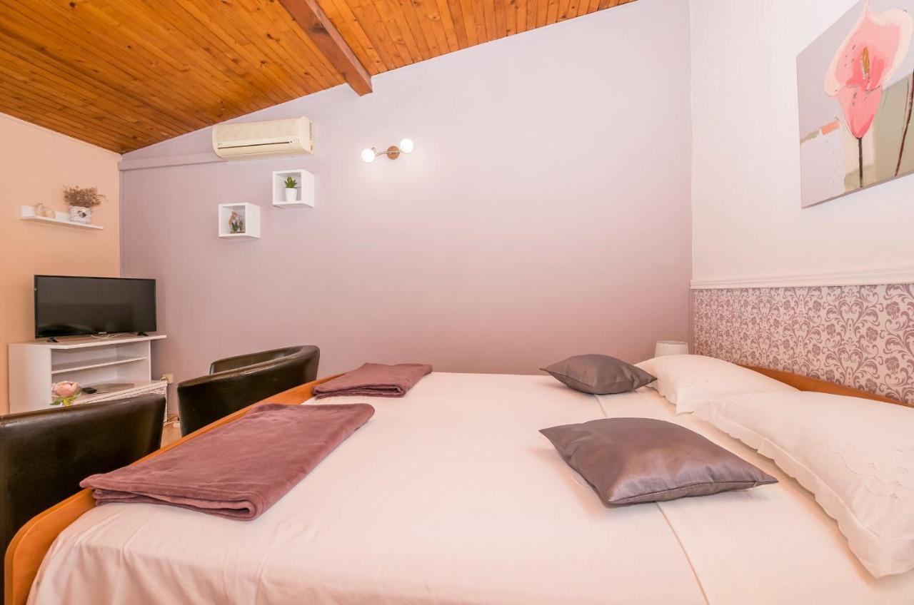 Apartments And Room Zinka Vodice Exterior foto