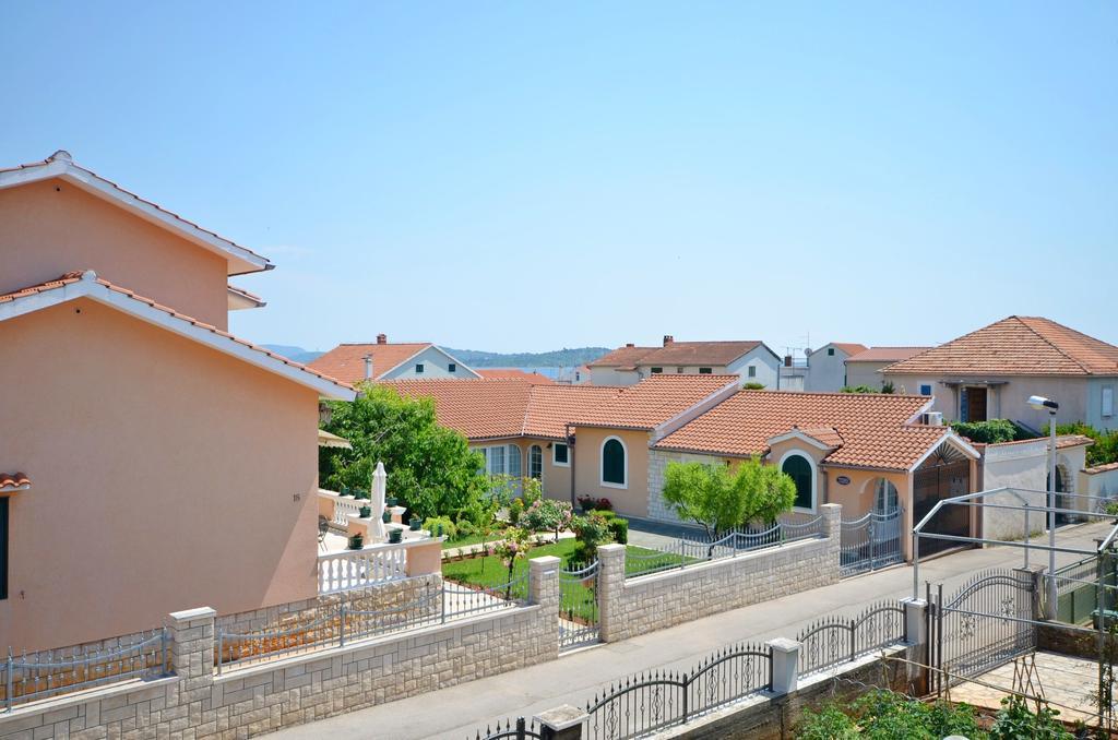 Apartments And Room Zinka Vodice Exterior foto