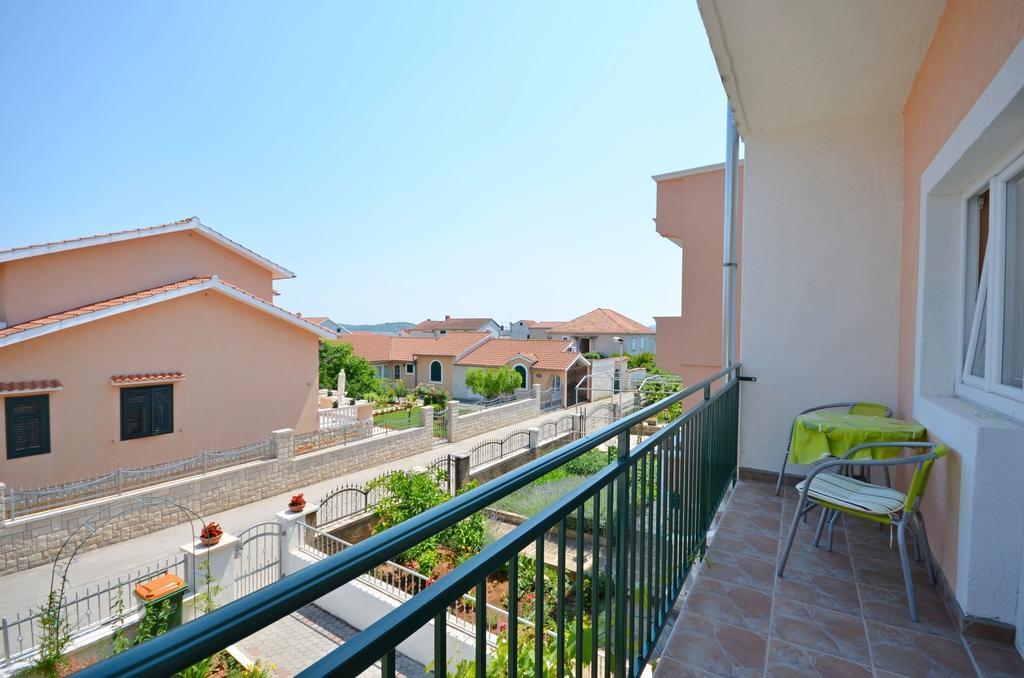 Apartments And Room Zinka Vodice Exterior foto