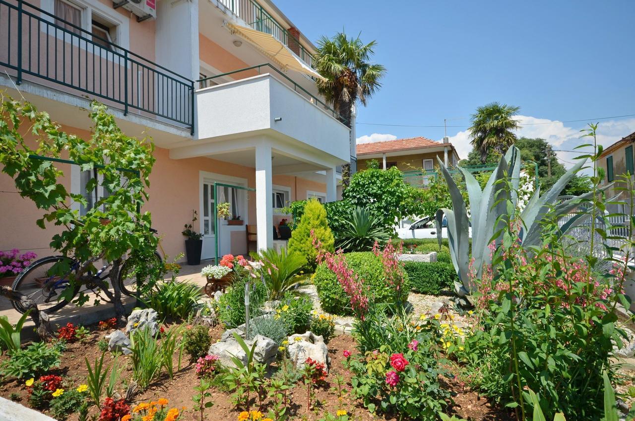 Apartments And Room Zinka Vodice Exterior foto